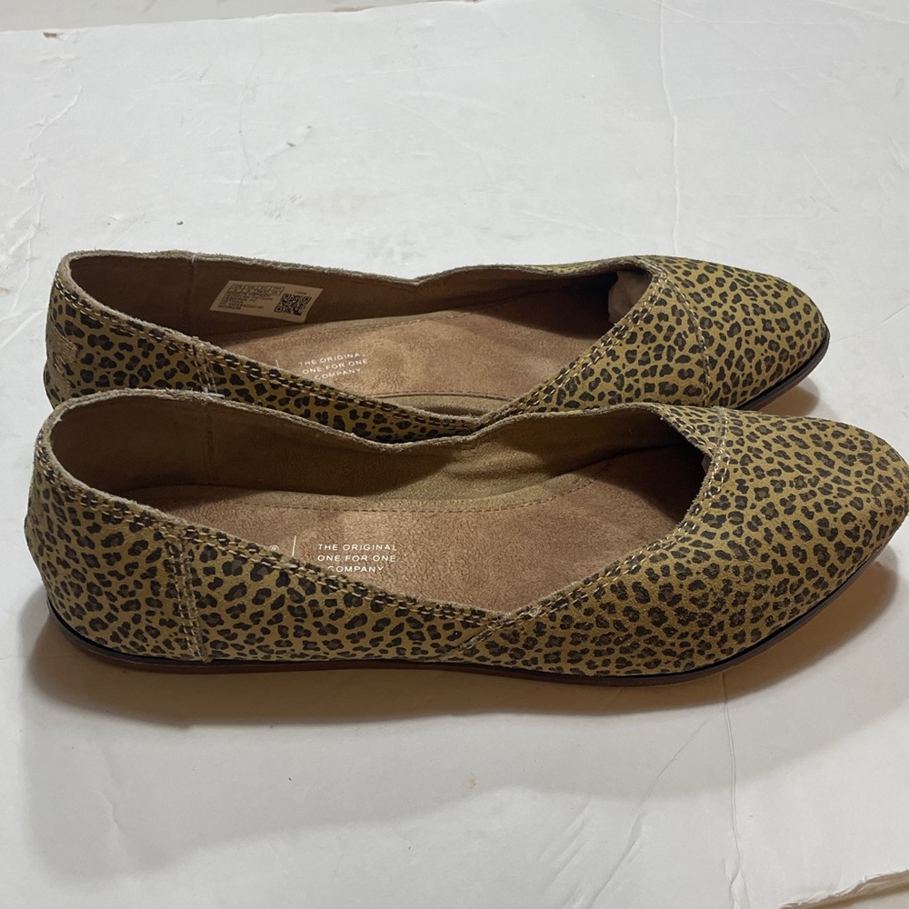TOMS Cheetah Pattern Comfy Women's Flats in size 8